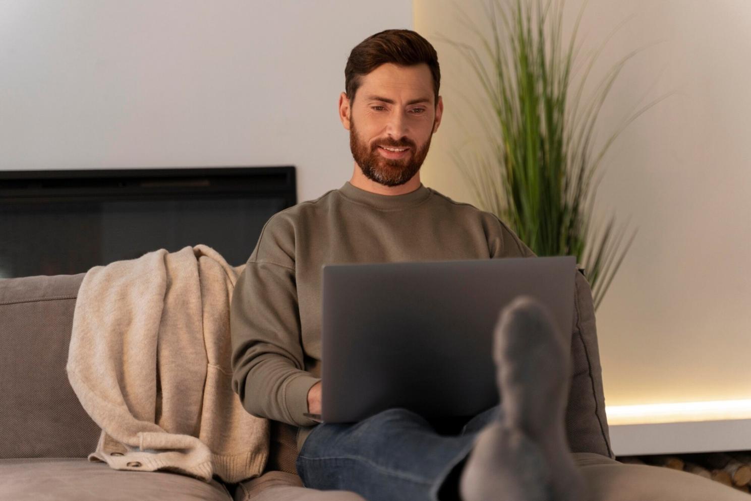 Teilnehmer während einer praktischen Zuhörübung in entspannter Atmosphäre