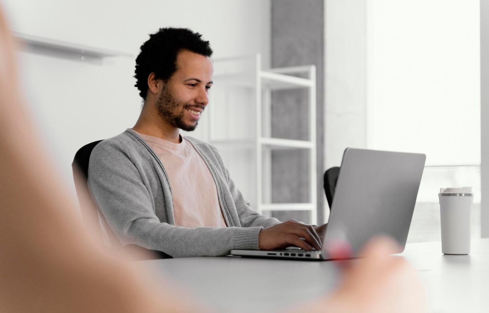 Menschen in intensivem Gespräch während eines Workshops