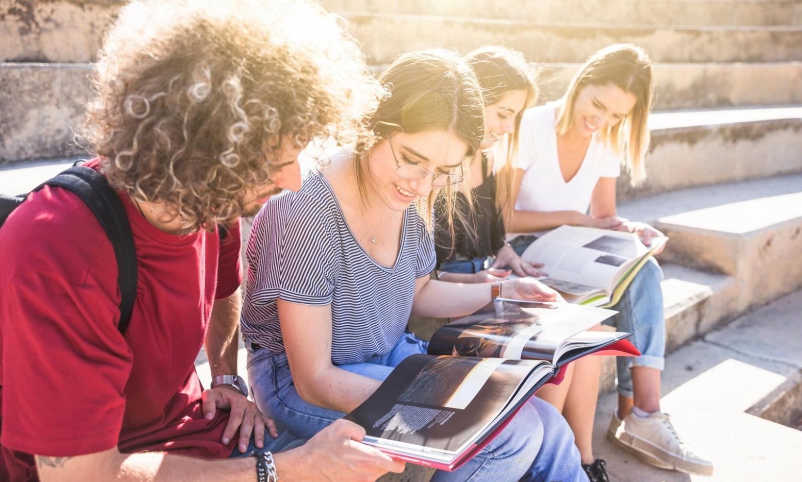 Gruppenarbeit und Erfahrungsaustausch in einem Kommunikationsworkshop