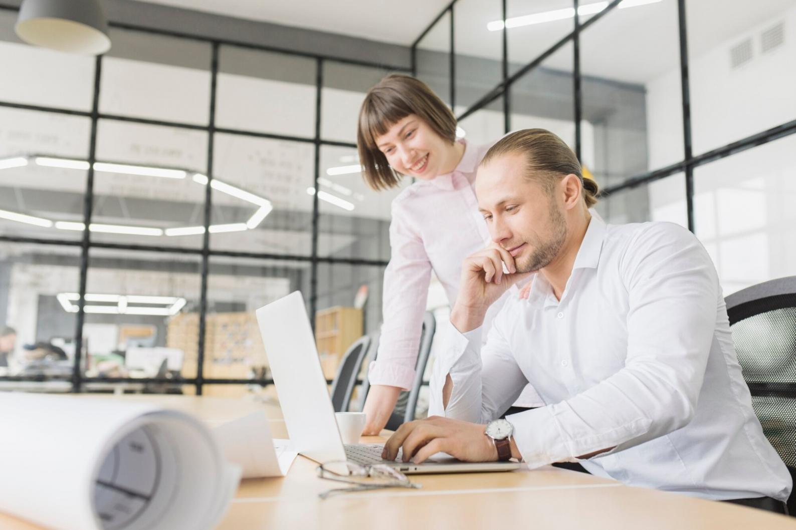 Menschen in einem intensiven Gesprächstraining - Fokus auf aktives Zuhören